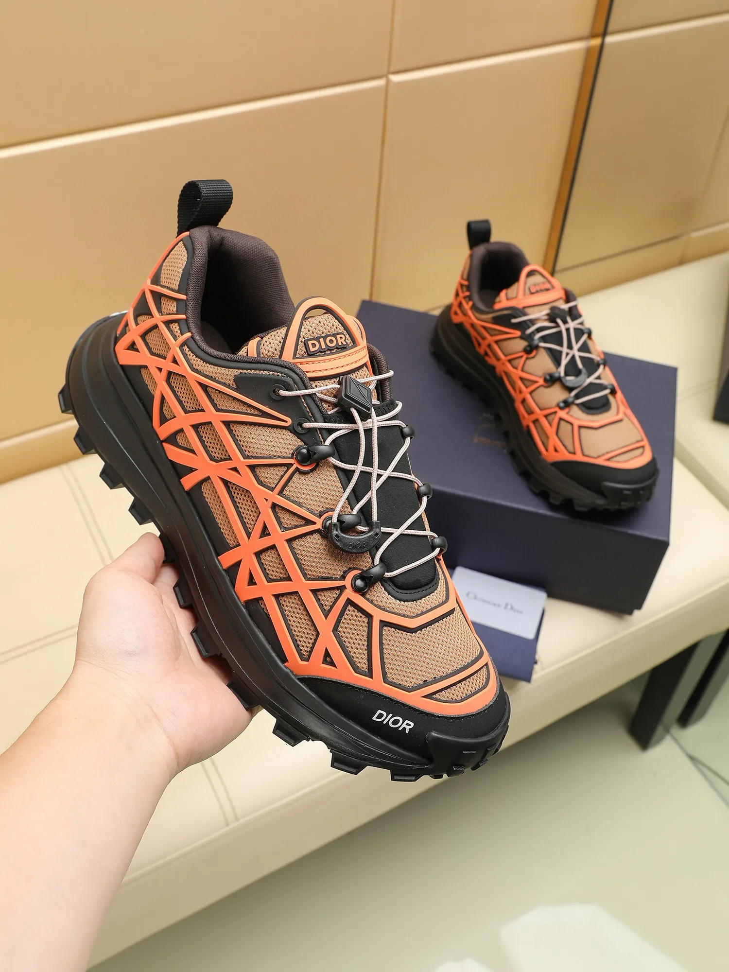 Men's shoes: 500💰Dior sports shoes highlight the fashionable silhouette, decorated with curved cannage pattern, reinterpreting the classic pattern in a structural style, enriching the Dior 2023 summer men's collection. Meticulously crafted using the advanced craftsmanship of hiking shoes, it blends outdoor culture with Dior heritage. Code number 38-44, customized 45